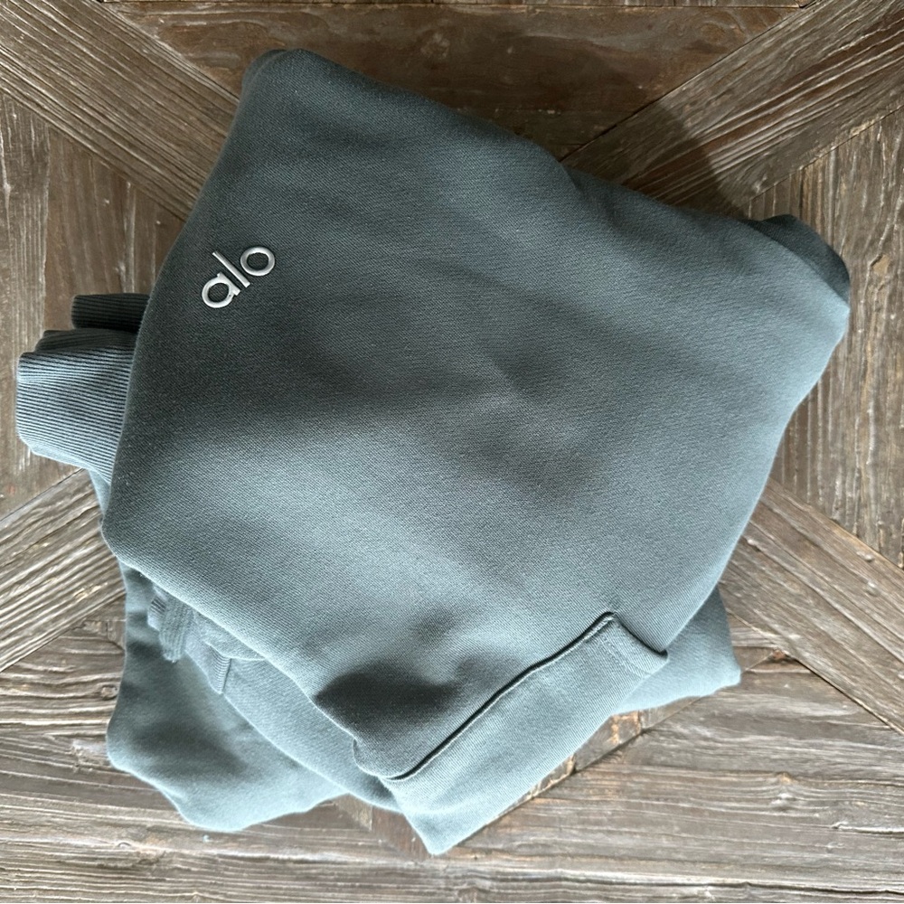 ALO YOGA Accolade Hoodie and Sweatpants Set Size M. Like NEW Sage  Green